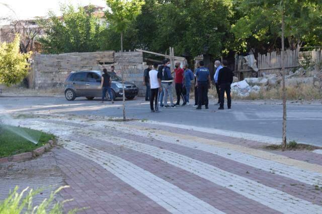 Bir garip olay! Eşini görebilmek için çıktığı çatıdan kendi indi, nöbeti arkadaşına devretti Bir garip olay! Eşini görebilmek için çıktığı çatıdan kendi indi, nöbeti arkadaşına devretti