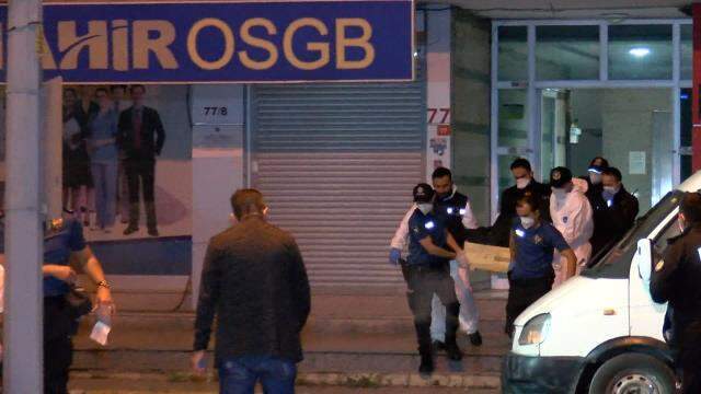 Anne ve oğlunun cesetleri, 'Bomba var, yaklaşmayın' notu asılan odalarda bulundu Anne ve oğlunun cesetleri, 'Bomba var, yaklaşmayın' notu asılan odalarda bulundu