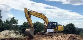 İş makinesi ile kaçak kazı yaparken yakalandılar