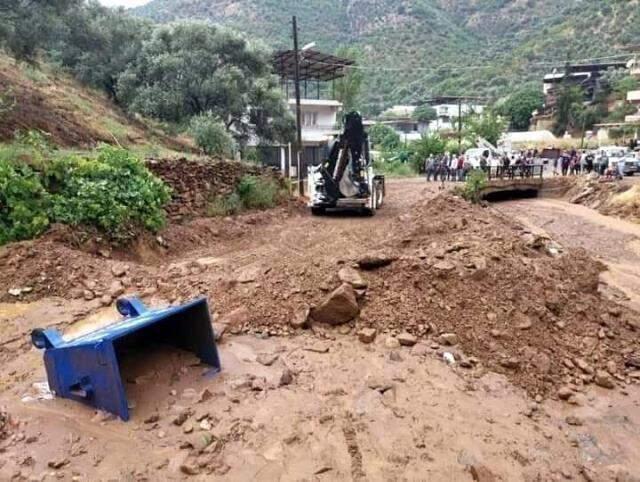 Ödemiş'te sağanak hayatı felç etti! Dere ve çaylar taştı, araçlar sürüklendi