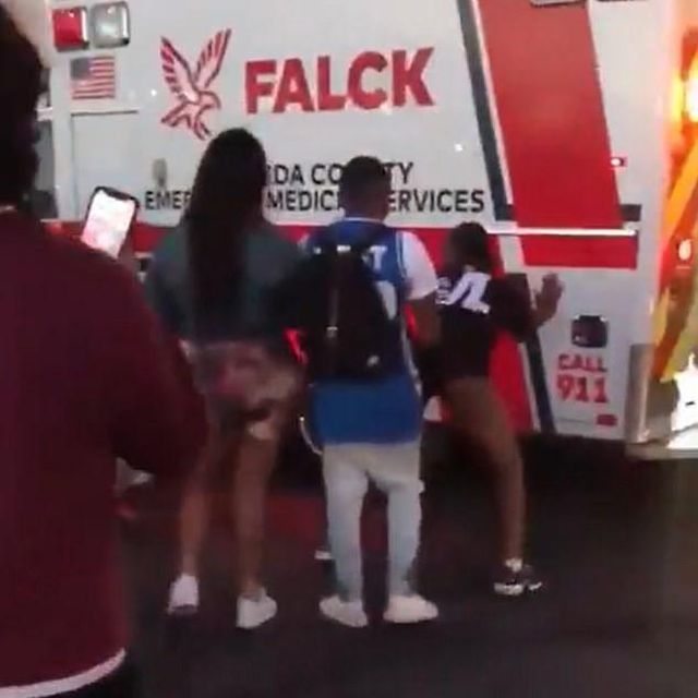 ABD'de skandal olay! Saldırı sonrasında yaralılara yetişmeye çalışan ambulansın önünü keserek dans ettiler ABD'de skandal olay! Saldırı sonrasında yaralılara yetişmeye çalışan ambulansın önünü keserek dans ettiler