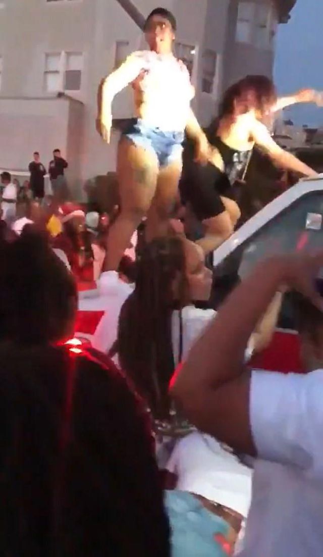 ABD'de skandal olay! Saldırı sonrasında yaralılara yetişmeye çalışan ambulansın önünü keserek dans ettiler ABD'de skandal olay! Saldırı sonrasında yaralılara yetişmeye çalışan ambulansın önünü keserek dans ettiler