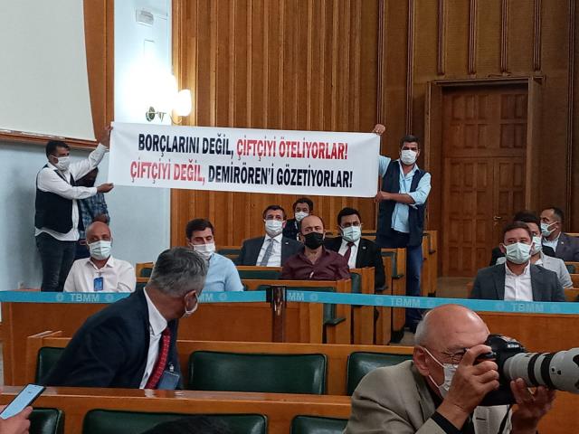 CHP Grup Toplantısı'nda Kılıçdaroğlu'na sözünü kestiren pankart