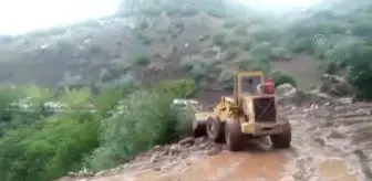 Son dakika... Kayseri'de sel nedeniyle kapanan kırsaldaki 5 mahallenin yolu ulaşıma açıldı