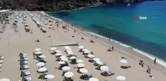 Antalya'da plajlar tıklım tıklım