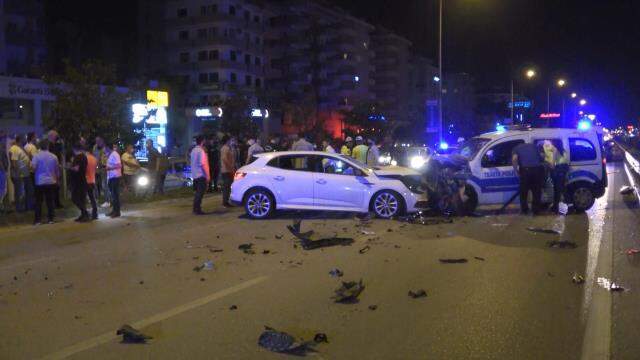 Aşırı süratli otomobilin alkollü sürücüsü polis noktasına daldı: 2'si polis 4 yaralı Aşırı süratli otomobilin alkollü sürücüsü polis noktasına daldı: 2'si polis 4 yaralı