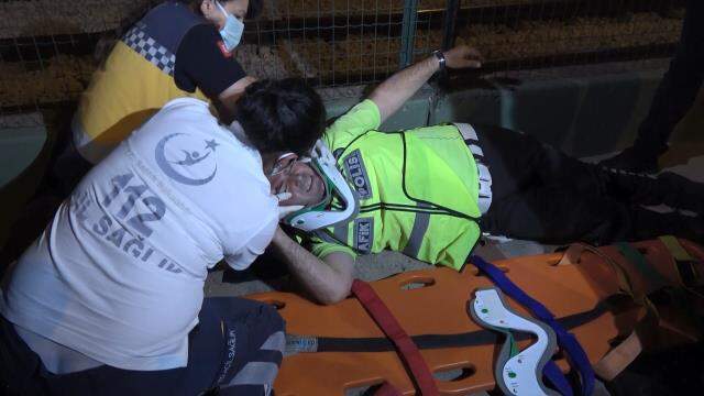 Aşırı süratli otomobilin alkollü sürücüsü polis noktasına daldı: 2'si polis 4 yaralı Aşırı süratli otomobilin alkollü sürücüsü polis noktasına daldı: 2'si polis 4 yaralı