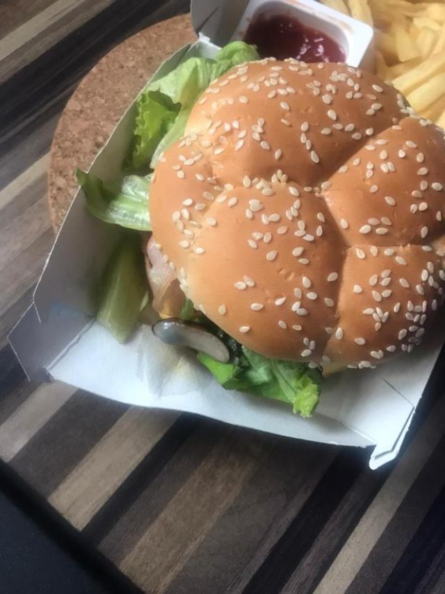 Az kalsın turşu diye yiyeceklerdi! Ünlü fast- food zincirinden alınan hamburgerin içinden sümüklü böcek çıktı