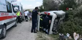 Devrilen araç içinde sıkıştılar: 3 yaralı