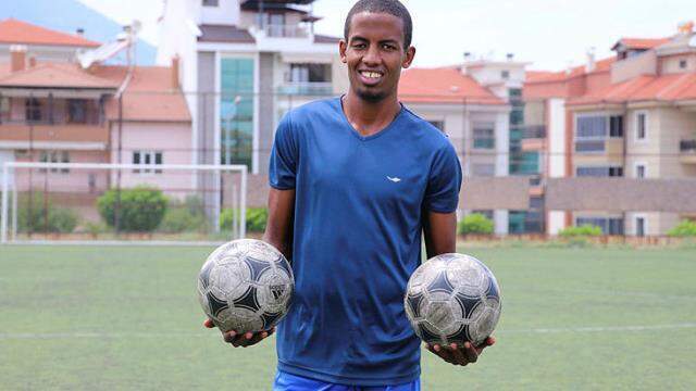 Futbolcu olma hayaliyle Türkiye'ye gelip dolandırılan Kenyalı İbrahim'e cami cemaati sahip çıktı Futbolcu olma hayaliyle Türkiye'ye gelip dolandırılan Kenyalı İbrahim'e cami cemaati sahip çıktı