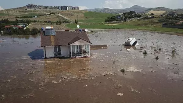 Görüntüler endişe verici! Taşkına uğrayan mahalledeki 11 ev sular altında kaldı