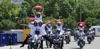 Motosikletli polisler önce sertifika aldı, sonra gösteri yaptı