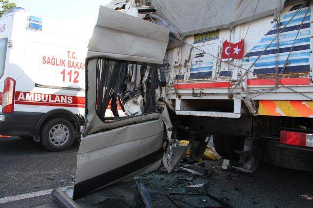 Elazığ'da düğün yolunda feci kaza: 3 ölü, 12 yaralı Elazığ'da düğün yolunda feci kaza: 3 ölü, 12 yaralı