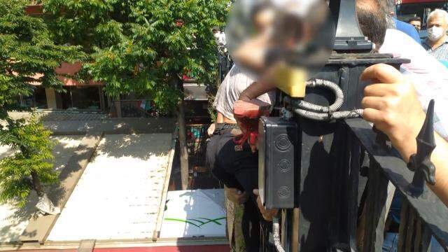 20 metrelik köprüden atlamak üzere olan genci böyle kurtardılar 20 metrelik köprüden atlamak üzere olan genci böyle kurtardılar