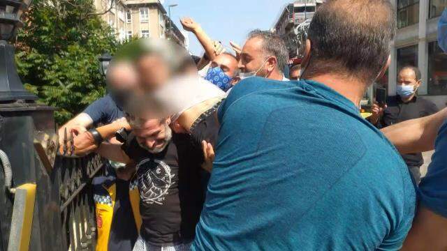 20 metrelik köprüden atlamak üzere olan genci böyle kurtardılar 20 metrelik köprüden atlamak üzere olan genci böyle kurtardılar