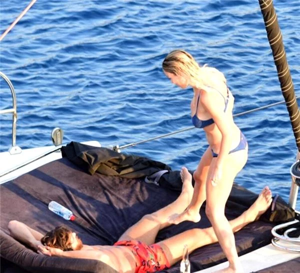 Teknede sıcak dakikalar! İtalyan güzel Diletta Leotta, Can Yaman'ı öpücüklere boğdu