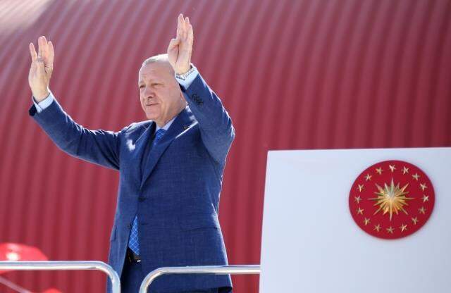 Cumhurbaşkanı, konuşmasını dışarıdan dinlemeye çalışan vatandaşları içeri aldırdı: Polis arkadaşlar bariyerleri hemen kaldırıversin Cumhurbaşkanı, konuşmasını dışarıdan dinlemeye çalışan vatandaşları içeri aldırdı: Polis arkadaşlar bariyerleri hemen kaldırıversin