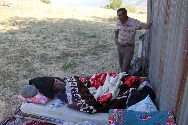 Depremden en çok etkilenen Elazığ köyündeki hasar gün ağarınca ortaya çıktı! Vatandaşlar geceyi sokaklarda geçirdi Depremden en çok etkilenen Elazığ köyündeki hasar gün ağarınca ortaya çıktı! Vatandaşlar geceyi sokaklarda geçirdi