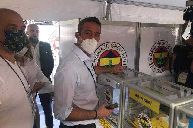 F.Bahçe Başkanı Ali Koç, eşi Nevbahar Demirağ'la birlikte oyunu kullandı F.Bahçe Başkanı Ali Koç, eşi Nevbahar Demirağ'la birlikte oyunu kullandı