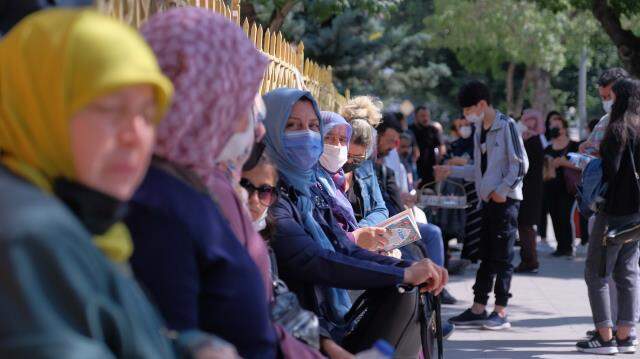 Fakülte kapısı, velilerin 'aç, aç' tezahüratıyla geç kalan gence açıldı Fakülte kapısı, velilerin 'aç, aç' tezahüratıyla geç kalan gence açıldı