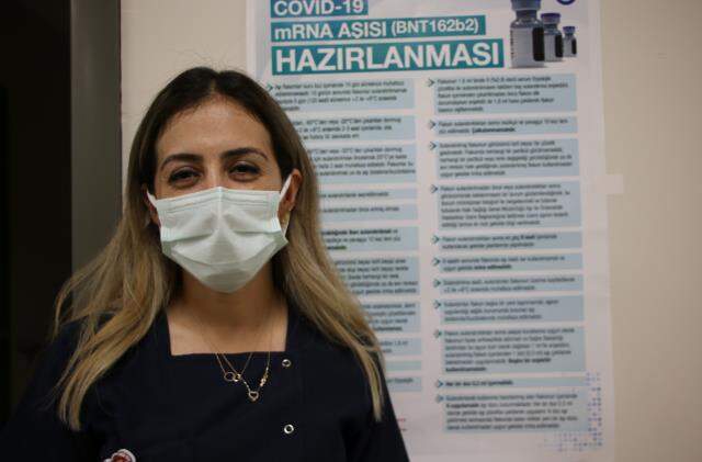 Hemşirenin büyük fedakarlığı! İdari iznini bırakıp aşı yapmaya koştu, bir de mesajı var: Herkes aşısını olsun Hemşirenin büyük fedakarlığı! İdari iznini bırakıp aşı yapmaya koştu, bir de mesajı var: Herkes aşısını olsun