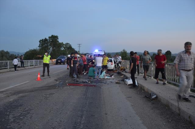 İki otomobilin kafa kafaya çarpıştığı kazada 3 kişi öldü, 4 kişi yaralandı