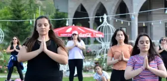 Isparta'da kadınlar pandeminin stresini açık havada yoga ile atıyor