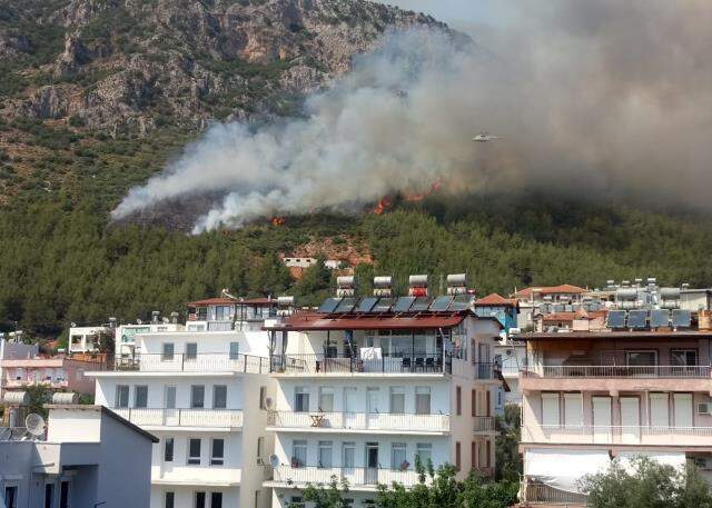 Kaş'ta korkutan orman yangını! Yerleşim yerleri de zarar gördü Kaş'ta korkutan orman yangını! Yerleşim yerleri de zarar gördü