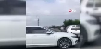 Seyir halinde alev alan otomobil itfaiye ekiplerince söndürüldü