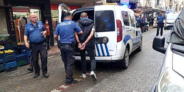 Balkona çıkıp husumetlilerine av tüfeğiyle kurşun yağdırdı! Araç delik deşik oldu, caddede büyük panik yaşandı Balkona çıkıp husumetlilerine av tüfeğiyle kurşun yağdırdı! Araç delik deşik oldu, caddede büyük panik yaşandı