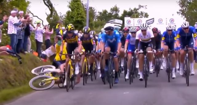 Fransa Bisiklet Turu'na seyircinin neden olduğu kaza damga vurdu!