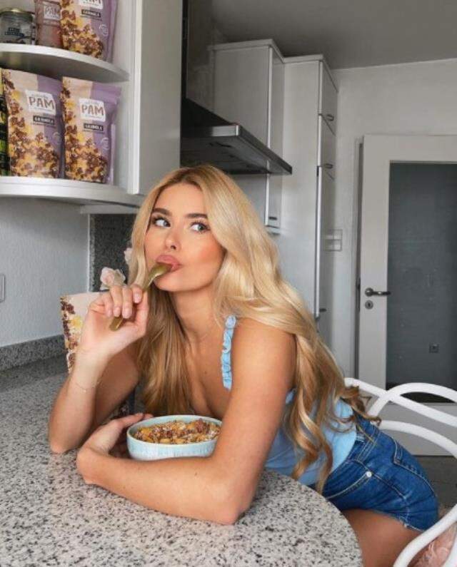 Güzel fitness antrenörü Pamela Reif, plajdan üstsüz paylaşım yaptı