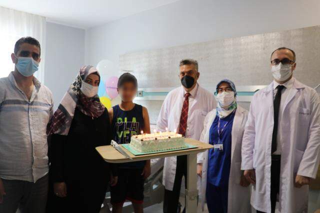 Kalbine korkuluk saplanan çocuğu sedye üzerinde kalp masajı yaparak böyle kurtardılar Kalbine korkuluk saplanan çocuğu sedye üzerinde kalp masajı yaparak böyle kurtardılar