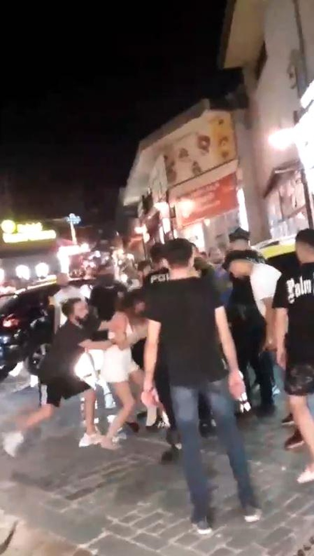 Kızların tekme tokat kavgasında erkekler 'Kafasına vur' tezahüratında bulundu Kızların tekme tokat kavgasında erkekler 'Kafasına vur' tezahüratında bulundu