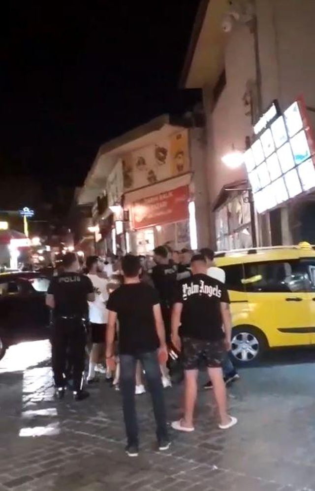 Kızların tekme tokat kavgasında erkekler 'Kafasına vur' tezahüratında bulundu Kızların tekme tokat kavgasında erkekler 'Kafasına vur' tezahüratında bulundu