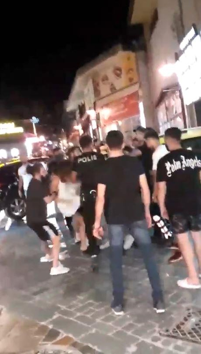 Kızların tekme tokat kavgasında erkekler 'Kafasına vur' tezahüratında bulundu Kızların tekme tokat kavgasında erkekler 'Kafasına vur' tezahüratında bulundu