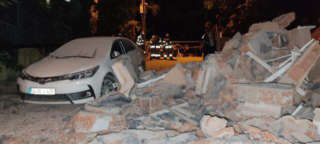 Sarıyer'de daha önce boşaltılan 9 katlı bina çöktü, bölge halkı sokaklara döküldü Sarıyer'de daha önce boşaltılan 9 katlı bina çöktü, bölge halkı sokaklara döküldü