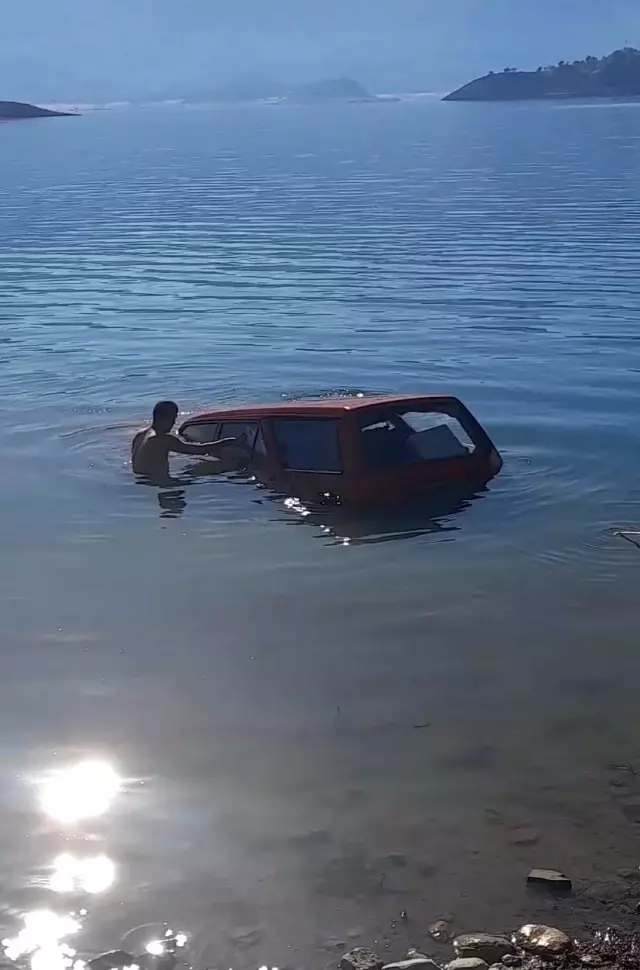 Her şey kaşla göz arasında oldu! Balık tutmaya gittiği barajdan balık yerine otomobilini çekti