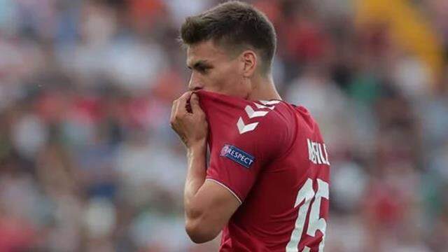 EURO 2020'de Fenerbahçe selamı yapan Danimarkalı futbolcu Maehle gündem oldu EURO 2020'de Fenerbahçe selamı yapan Danimarkalı futbolcu Maehle gündem oldu