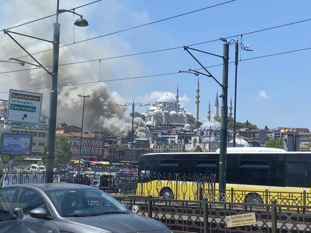 İstanbul'da oyuncak deposunda yangın! Olay yerine ekipler sevk edildi İstanbul'da oyuncak deposunda yangın! Olay yerine ekipler sevk edildi