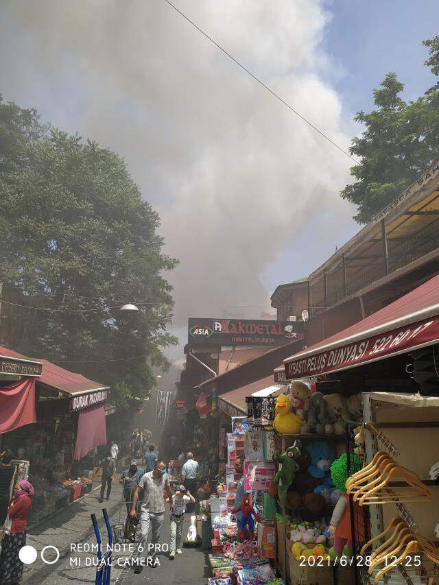 İstanbul'da oyuncak deposunda yangın! Olay yerine ekipler sevk edildi İstanbul'da oyuncak deposunda yangın! Olay yerine ekipler sevk edildi