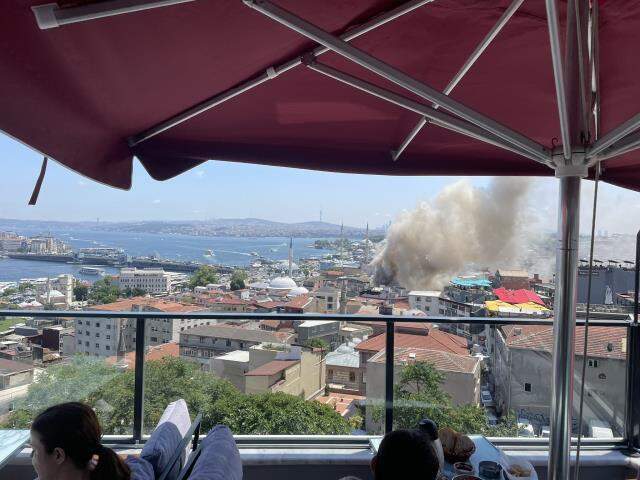 İstanbul'da oyuncak deposunda yangın! Olay yerine ekipler sevk edildi İstanbul'da oyuncak deposunda yangın! Olay yerine ekipler sevk edildi