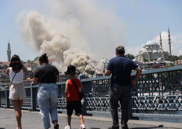 İstanbul Fatih'te oyuncak deposunda yangın çıktı! Ekipler olay yerine sevk edildi İstanbul Fatih'te oyuncak deposunda yangın çıktı! Ekipler olay yerine sevk edildi