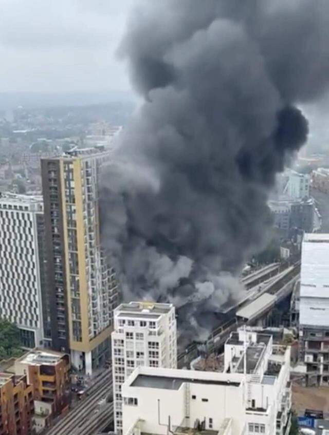 Londra metrosunda patlama! Siyah duman tabakası tüm şehri kapladı Londra metrosunda patlama! Siyah duman tabakası tüm şehri kapladı