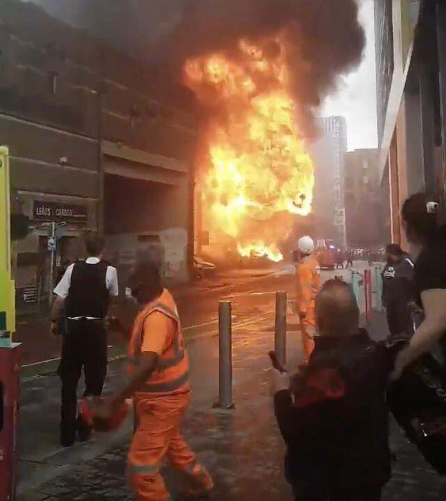 Londra metrosunda patlama! Siyah duman tabakası tüm şehri kapladı Londra metrosunda patlama! Siyah duman tabakası tüm şehri kapladı