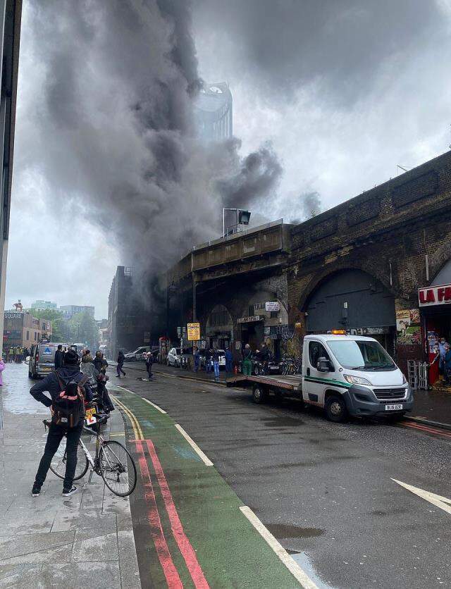 Londra metrosunda patlama! Siyah duman tabakası tüm şehri kapladı Londra metrosunda patlama! Siyah duman tabakası tüm şehri kapladı
