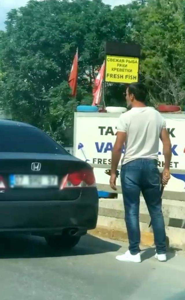 Trafikte baltalı-döner bıçaklı tartışma! Kucağında bebeği olan kadın araya girdi Trafikte baltalı-döner bıçaklı tartışma! Kucağında bebeği olan kadın araya girdi