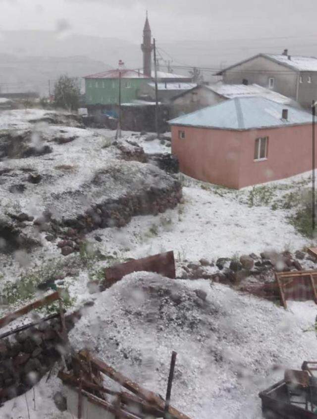 Ardahan beyaza büründü, araçlar yollarda mahsur kaldı Ardahan beyaza büründü, araçlar yollarda mahsur kaldı