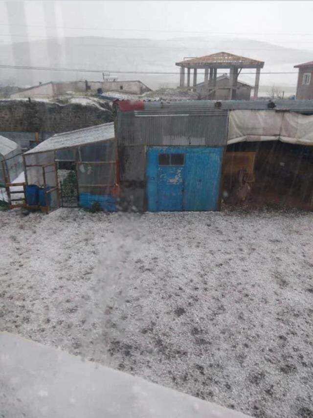 Ardahan beyaza büründü, araçlar yollarda mahsur kaldı Ardahan beyaza büründü, araçlar yollarda mahsur kaldı