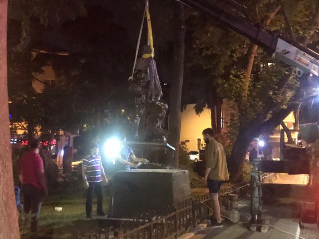 Kadıköy'de Alex ve Lefter Küçükandonyadis'in heykellerinin yanına Can Bartu heykeli dikiliyor